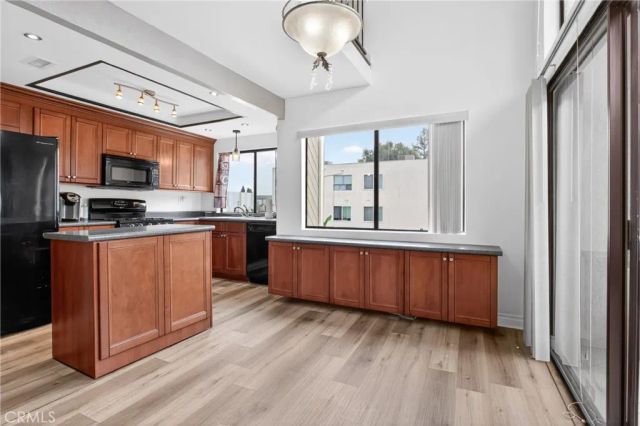 18433 Hatteras 507, Tarzana, CA 91356