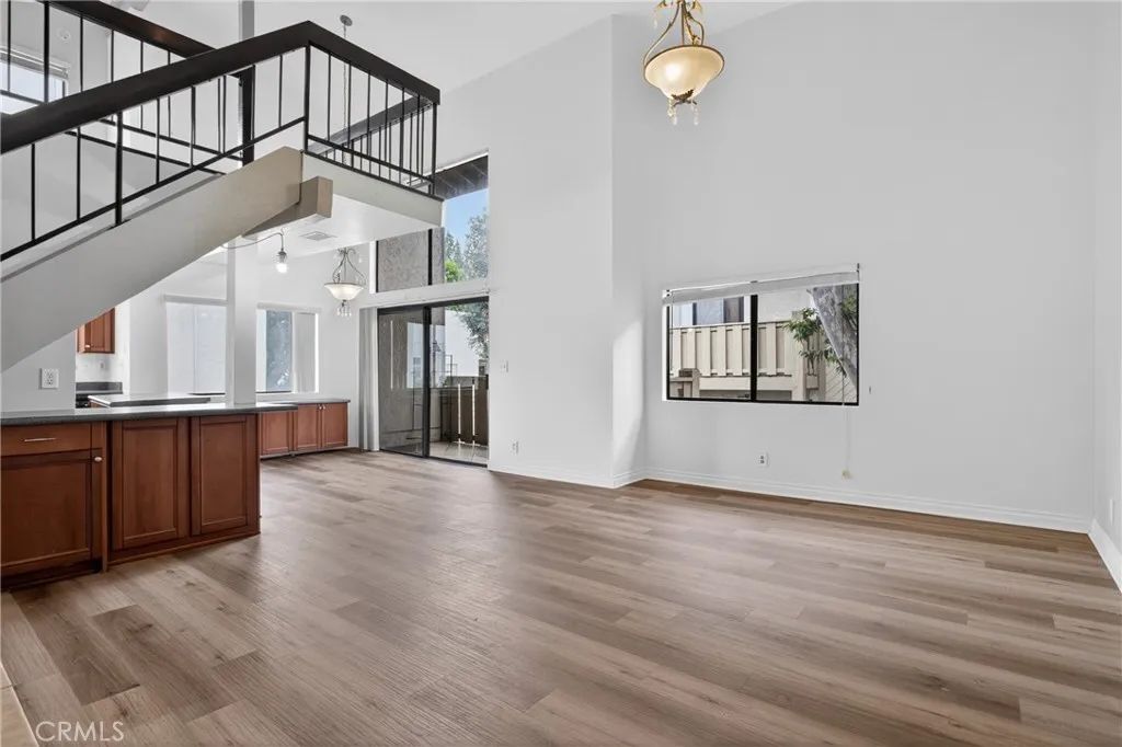 18433 Hatteras 507, Tarzana, CA 91356