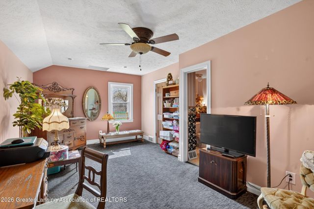 812 N Clinton Street, Grand Ledge, MI 48837