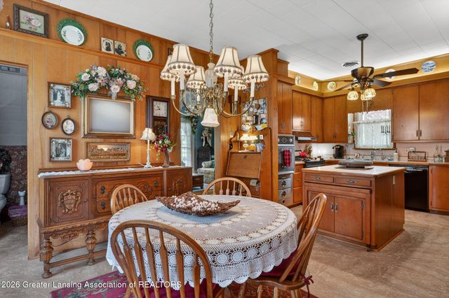 812 N Clinton Street, Grand Ledge, MI 48837