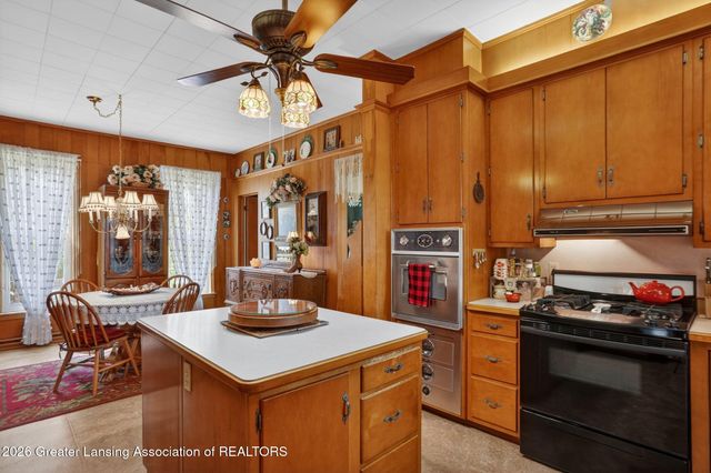 812 N Clinton Street, Grand Ledge, MI 48837