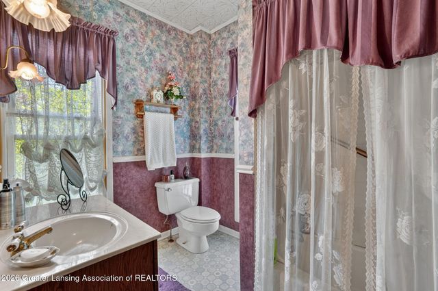 812 N Clinton Street, Grand Ledge, MI 48837