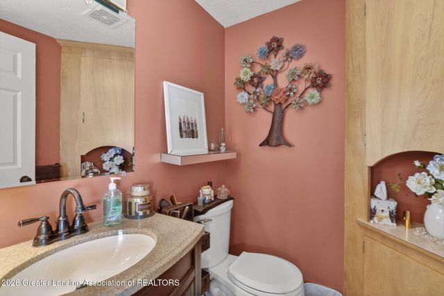 812 N Clinton Street, Grand Ledge, MI 48837