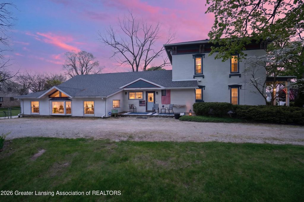 812 N Clinton Street, Grand Ledge, MI 48837