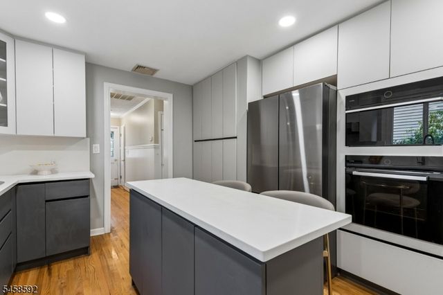 11 Wittkop Pl, Millburn Twp., NJ 07041