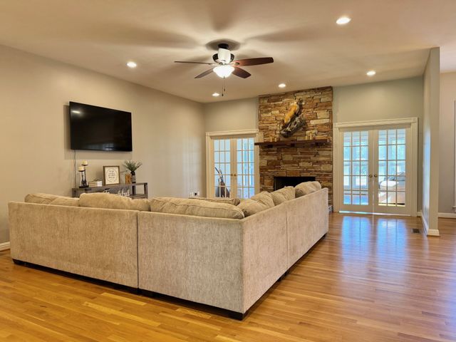 399 Edgar Meeks Rd, Burns, TN 37029