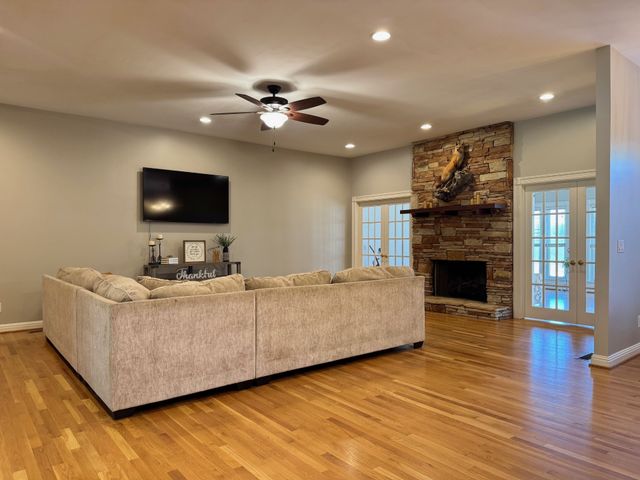 399 Edgar Meeks Rd, Burns, TN 37029