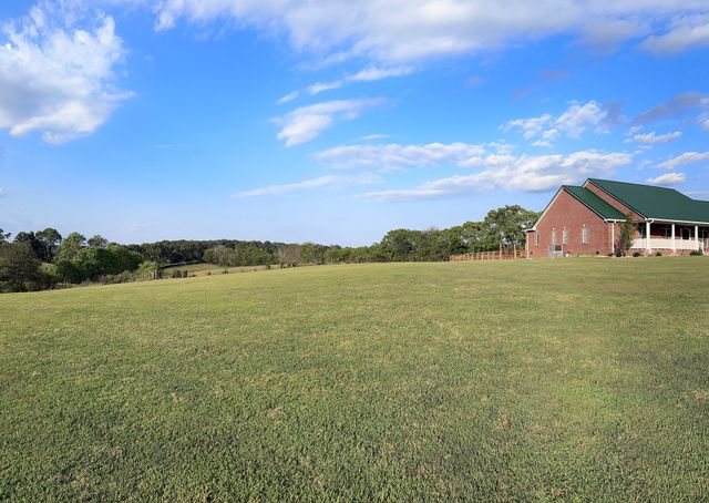 399 Edgar Meeks Rd, Burns, TN 37029