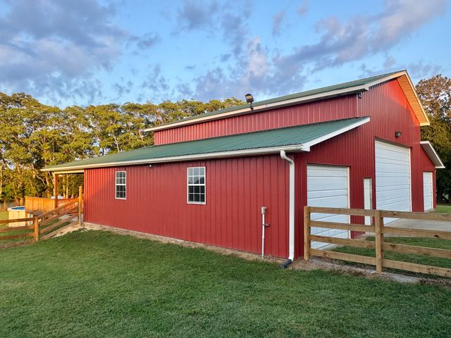399 Edgar Meeks Rd, Burns, TN 37029
