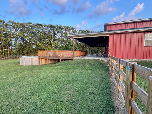 399 Edgar Meeks Rd, Burns, TN 37029