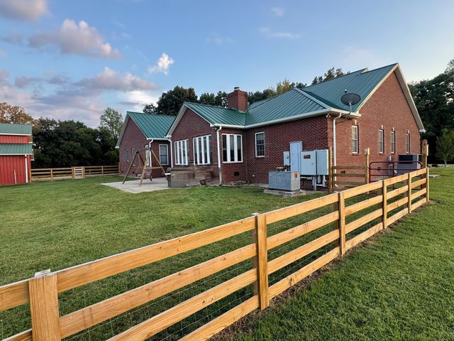 399 Edgar Meeks Rd, Burns, TN 37029