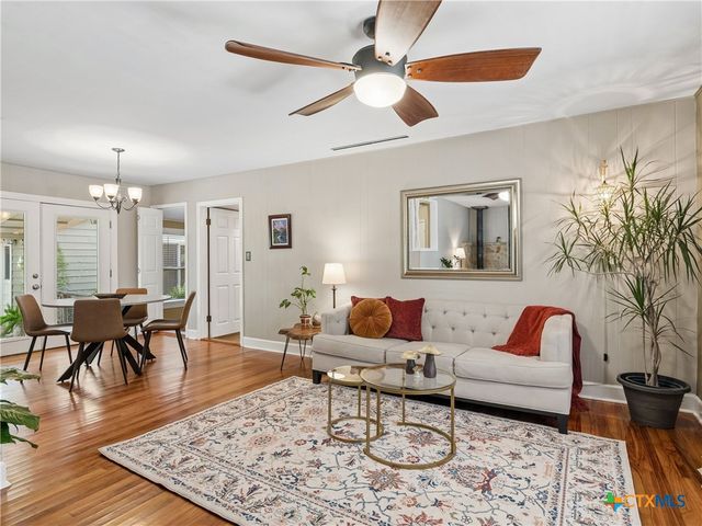 351 E North Street, New Braunfels, TX 78130