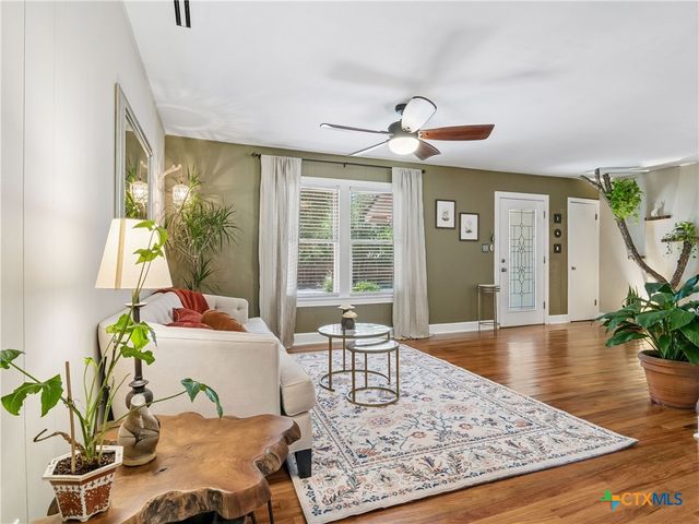 351 E North Street, New Braunfels, TX 78130