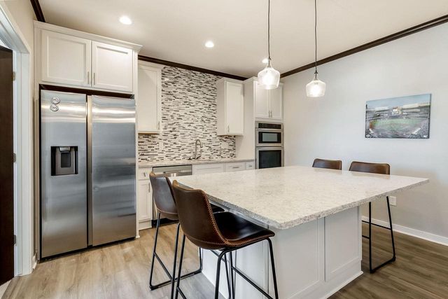 8955 W Highlander DRIVE, Mequon, WI 53097