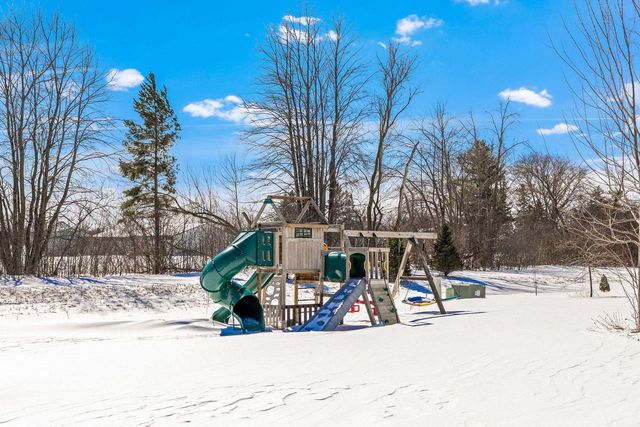 8955 W Highlander DRIVE, Mequon, WI 53097