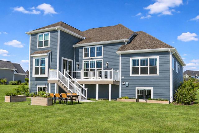 8955 W Highlander DRIVE, Mequon, WI 53097