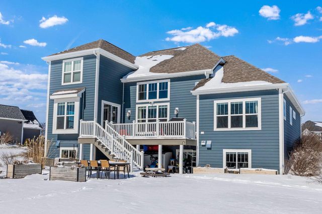 8955 W Highlander DRIVE, Mequon, WI 53097