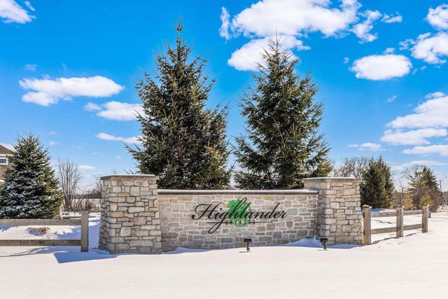 8955 W Highlander DRIVE, Mequon, WI 53097