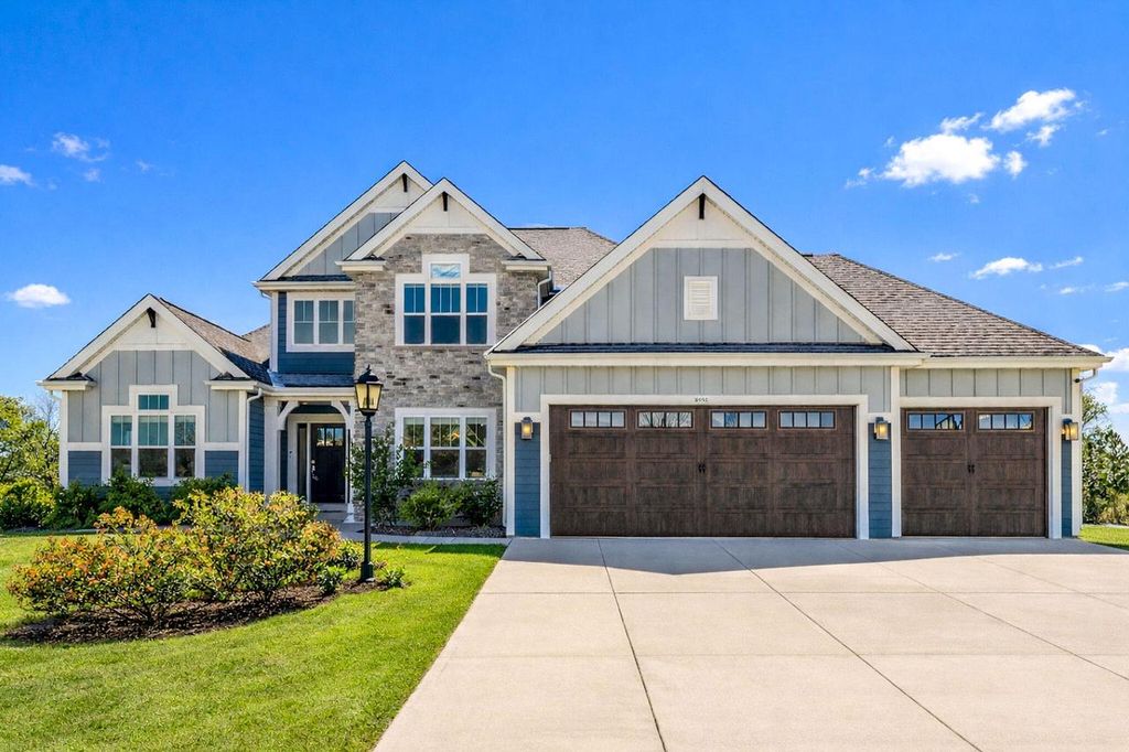 8955 W Highlander DRIVE, Mequon, WI 53097