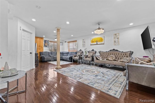 6795 Heyden Street, Dearborn Heights, MI 48127