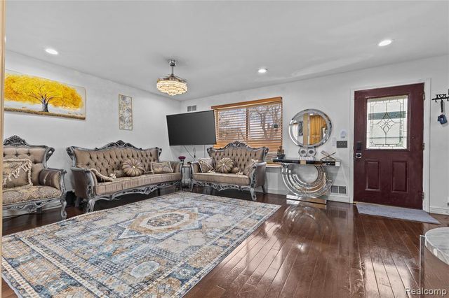 6795 Heyden Street, Dearborn Heights, MI 48127