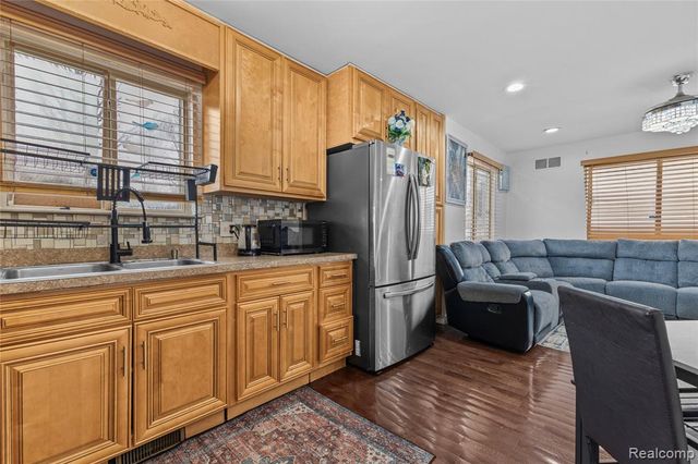 6795 Heyden Street, Dearborn Heights, MI 48127