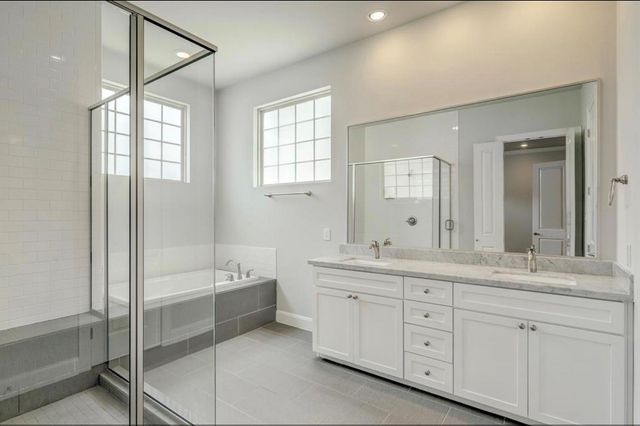 1040 W 26th Street B, Houston, TX 77008