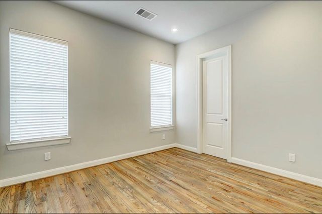 1040 W 26th Street B, Houston, TX 77008