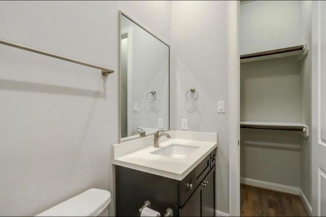 1040 W 26th Street B, Houston, TX 77008