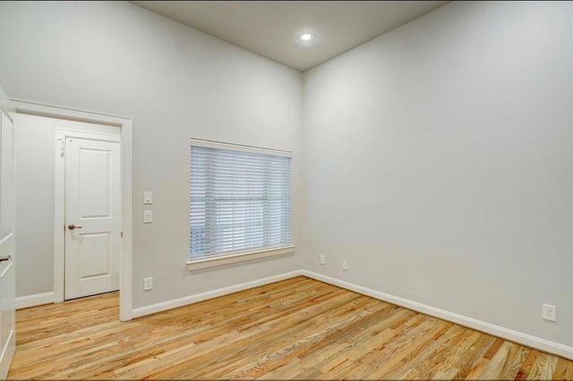 1040 W 26th Street B, Houston, TX 77008