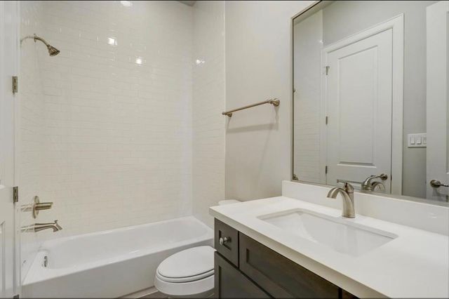 1040 W 26th Street B, Houston, TX 77008