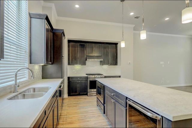 1040 W 26th Street B, Houston, TX 77008