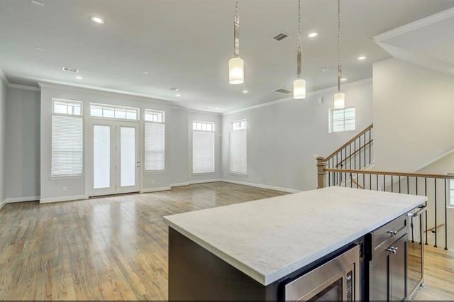 1040 W 26th Street B, Houston, TX 77008