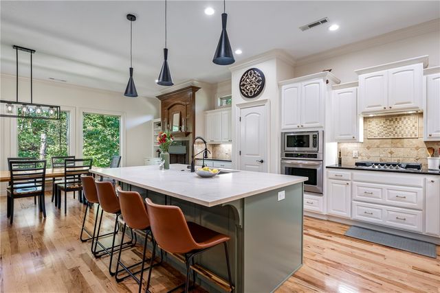1302 NE Fairwinds Drive, Bentonville, AR 72712
