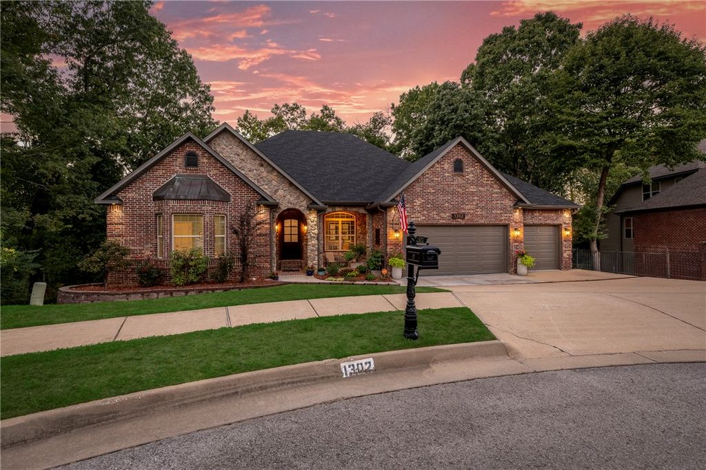 1302 NE Fairwinds Drive, Bentonville, AR 72712