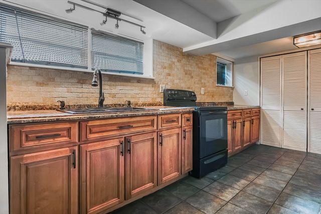 58 Oaklawn St, New Bedford, MA 02744