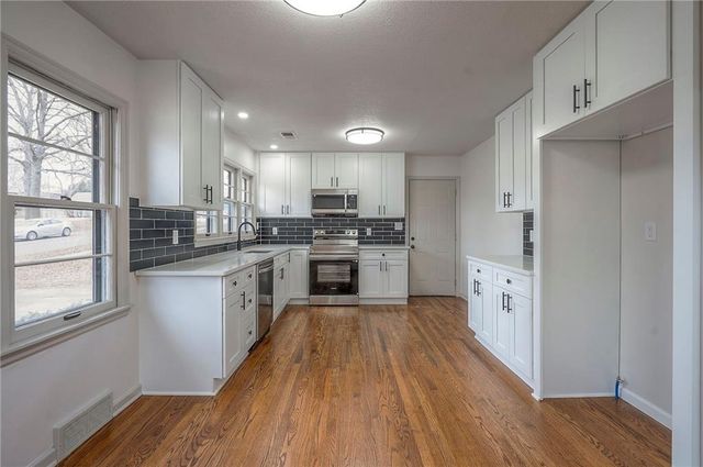 7405 Glenwood Lane, Overland Park, KS 66204