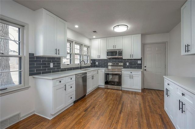 7405 Glenwood Lane, Overland Park, KS 66204