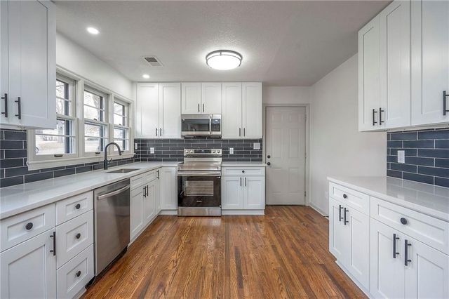 7405 Glenwood Lane, Overland Park, KS 66204