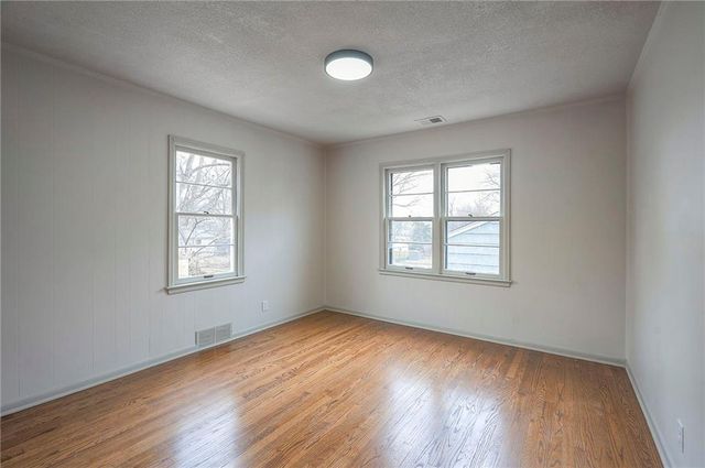 7405 Glenwood Lane, Overland Park, KS 66204