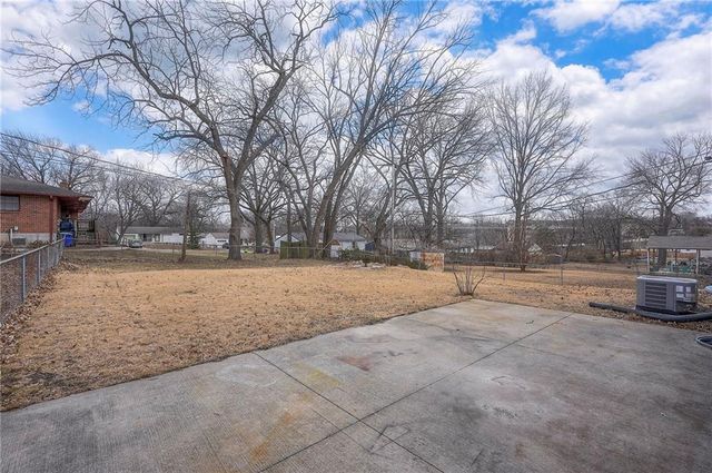 7405 Glenwood Lane, Overland Park, KS 66204