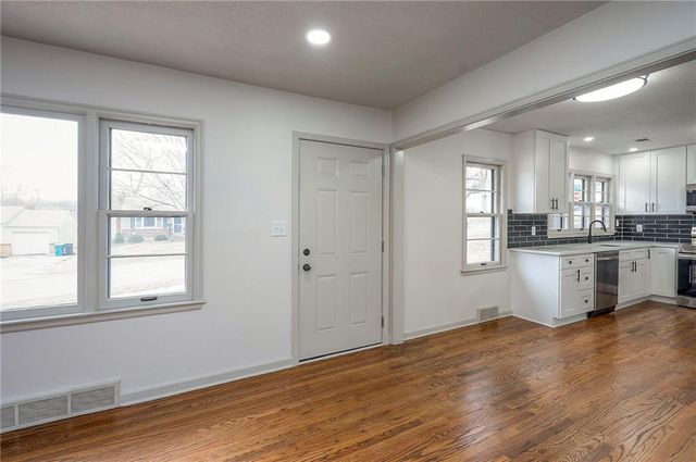 7405 Glenwood Lane, Overland Park, KS 66204