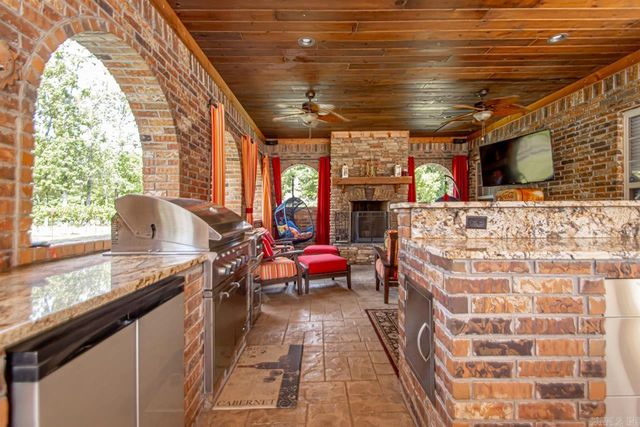 42 Oakwood Drive, Vilonia, AR 72173