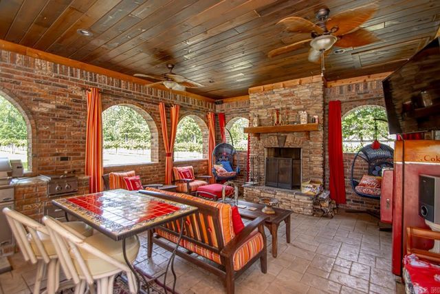 42 Oakwood Drive, Vilonia, AR 72173