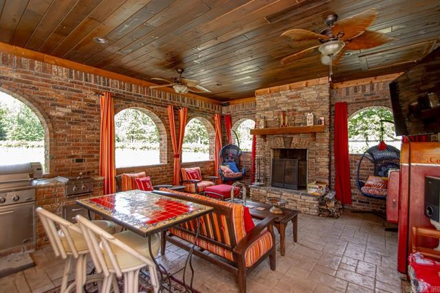 42 Oakwood Drive, Vilonia, AR 72173