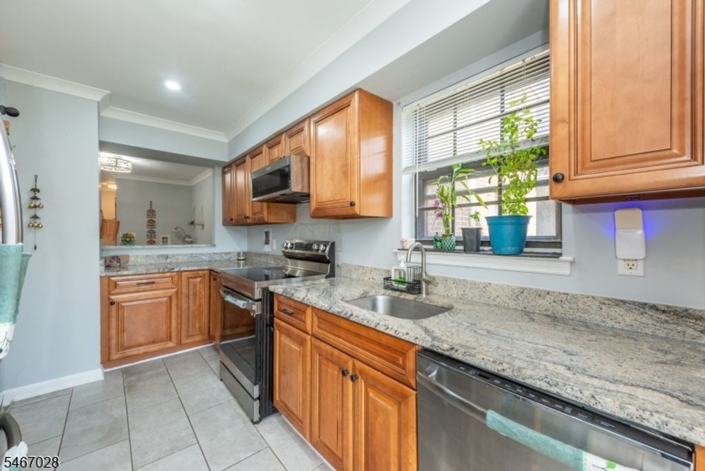 323 Gill Ln 12R, Woodbridge Twp., NJ 08830 — photo 2