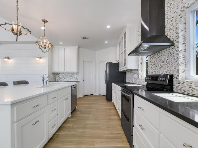 1332 S Lakeside Drive, Burnet, TX 78611