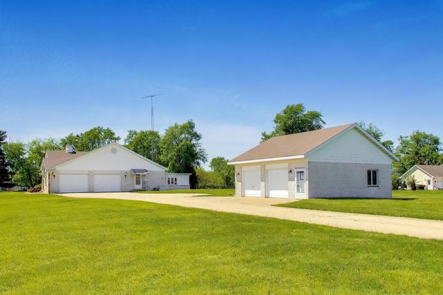 20 N Carbon Hill Road, Coal City, IL 60416