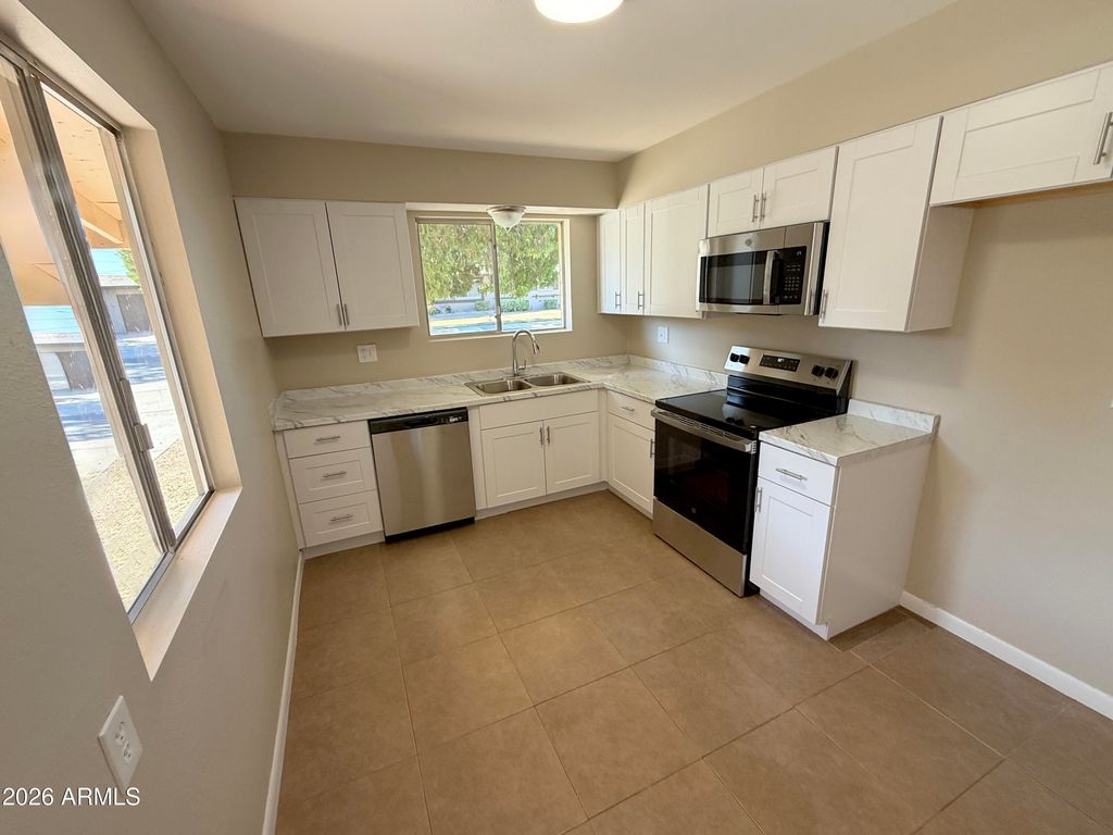 10012 W LAKEVIEW Circle, Sun City, AZ 85351 — photo 4