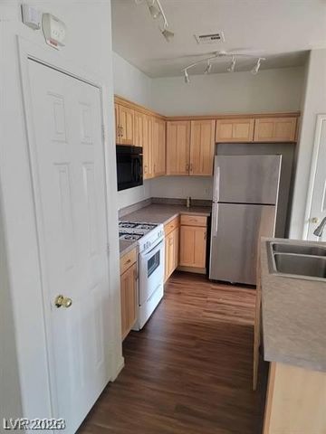 6316 BEIGE BLUFF Street 201, North Las Vegas, NV 89081